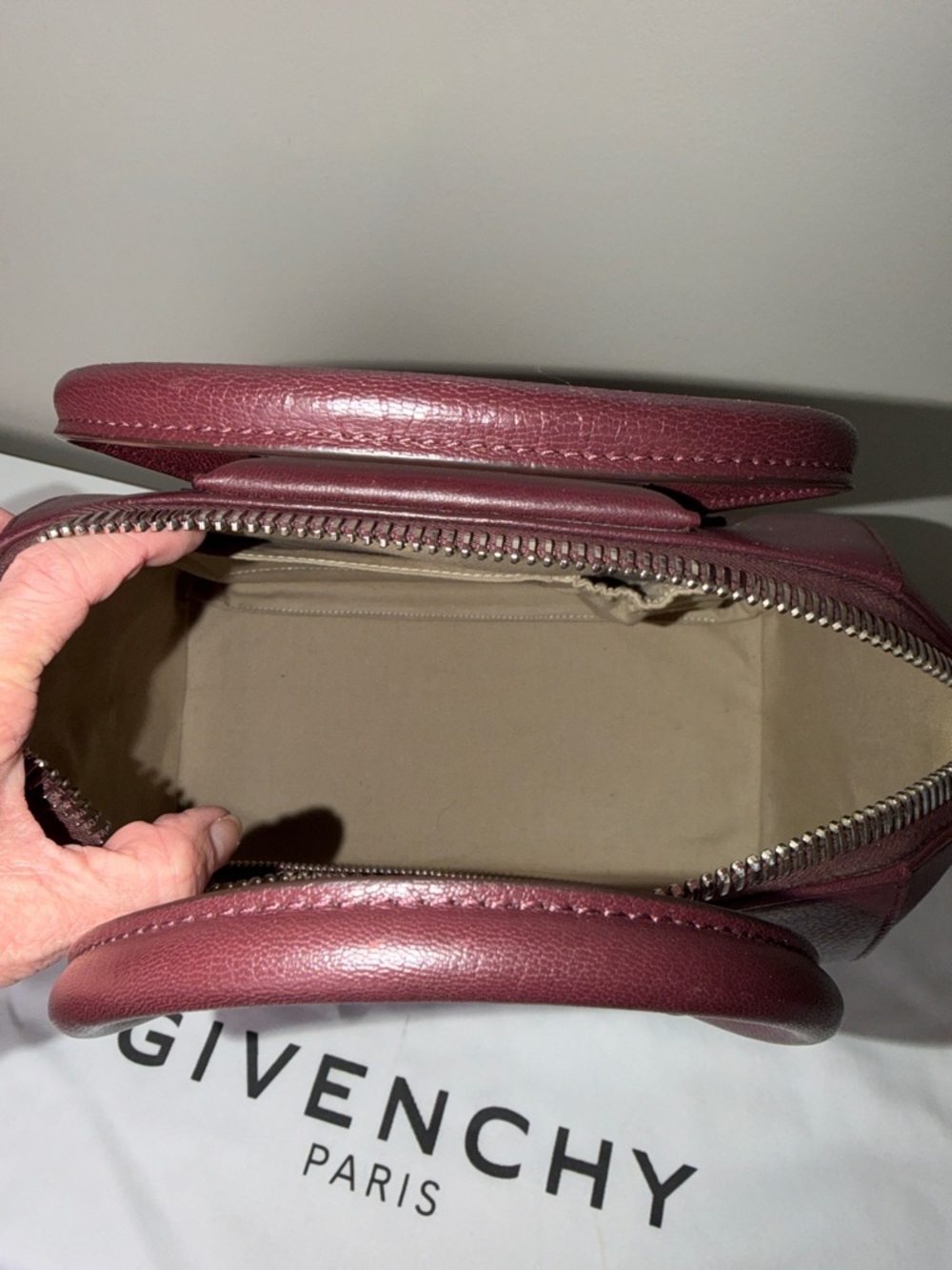 Authentic Givenchy Antigona small Sugar Satchel with Detachable Strap - Picture 7 of 13